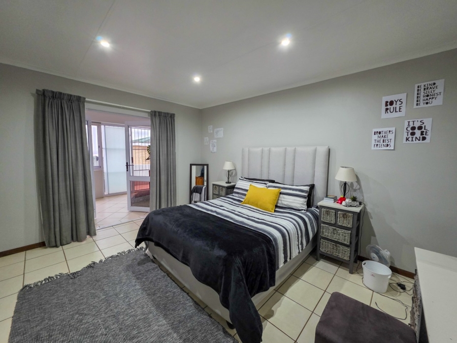 5 Bedroom Property for Sale in Wavecrest Eastern Cape